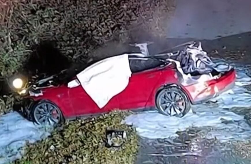 After 15 Deaths Involved Tesla, Federal Regulators Move to Require Easier-to-Open Car Doors