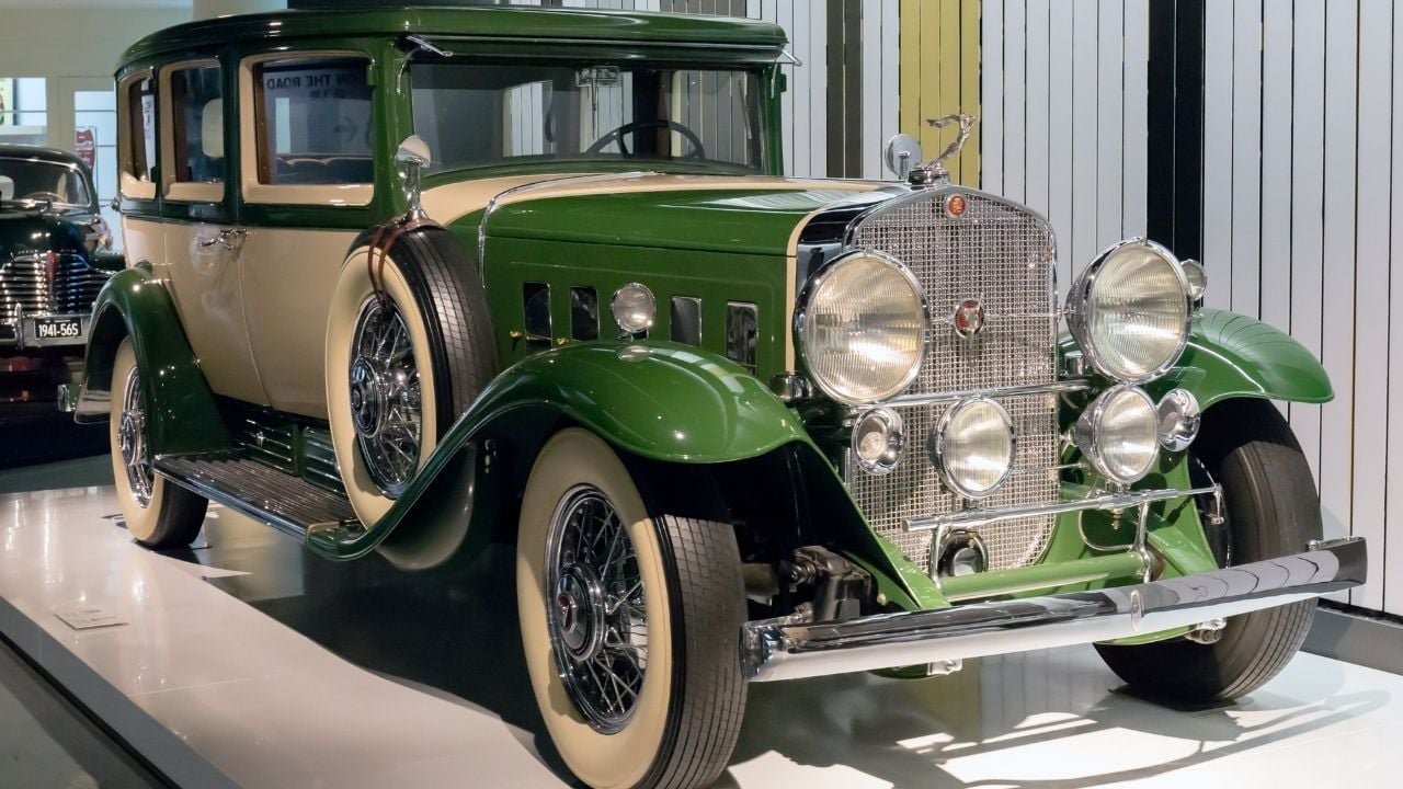 Cadillac_V16_Fleetwood_front-right_2016_Shanghai_Auto_Museum