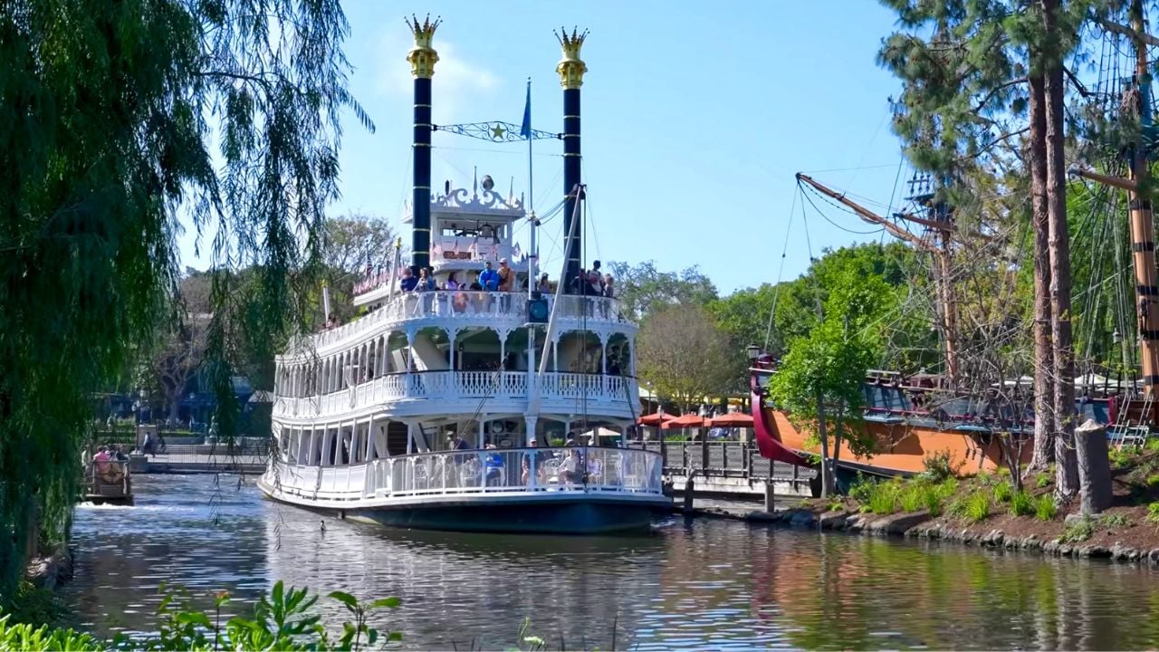 Disneyland Mark Twain and Columbia