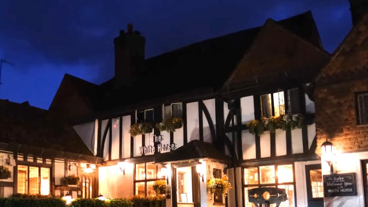 GH The White Horse Pub Surrey Shere England