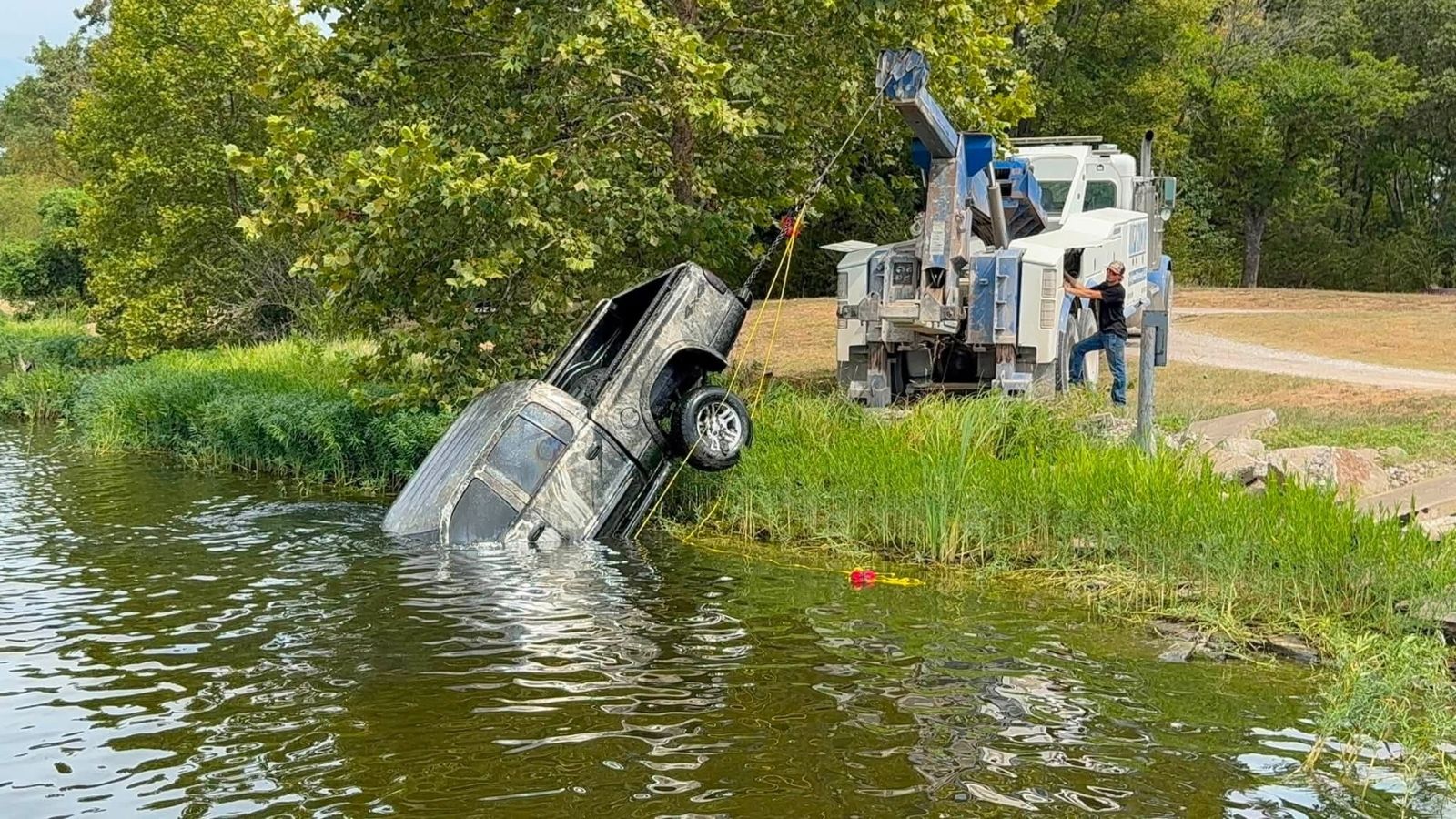 Kansas Fisherman Finds a 2004 Dodge Dakota With His Fish Finder