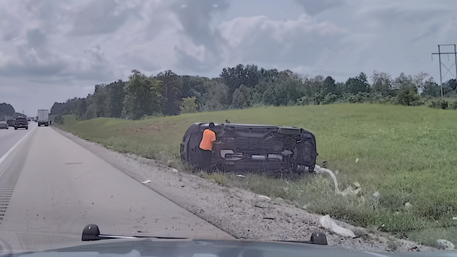 Kentucky Trooper Smashes Through Rollover Wreck to Rescue Family of Four