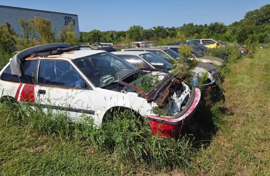 ‘CRX Farm’ In Kansas Has 275 Golden-Era Hondas Sitting In A Field