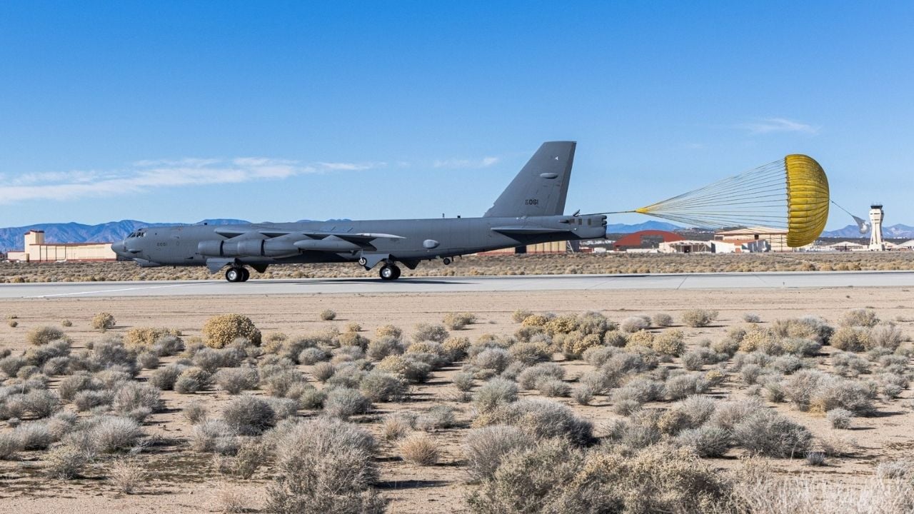 Boeing B-52 Landing