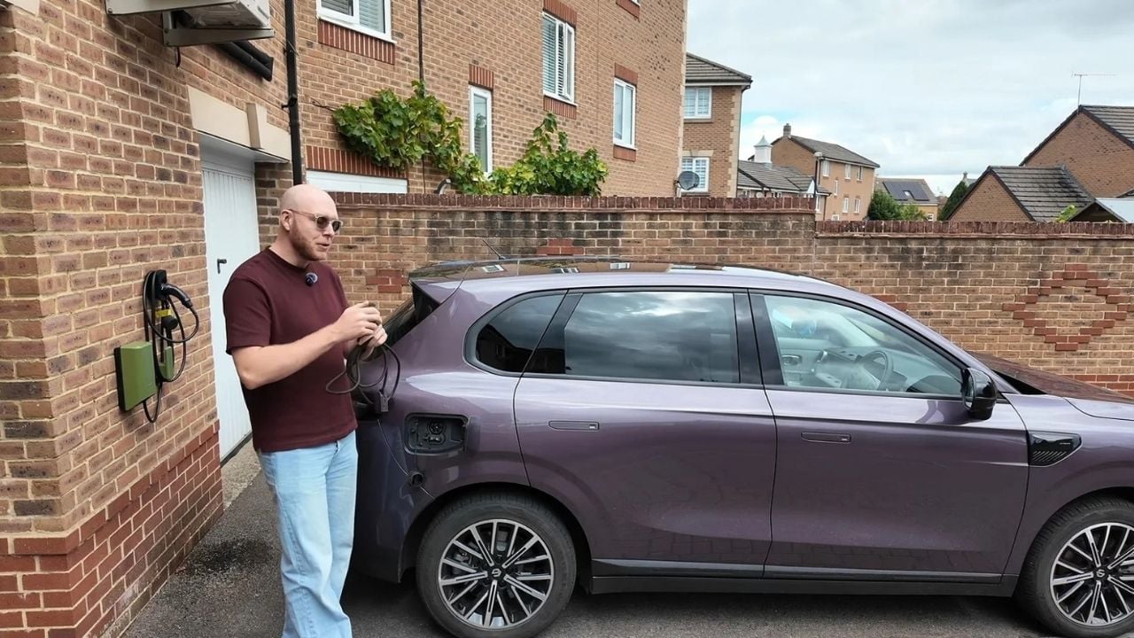Leapmotor EV Powering Home Side View