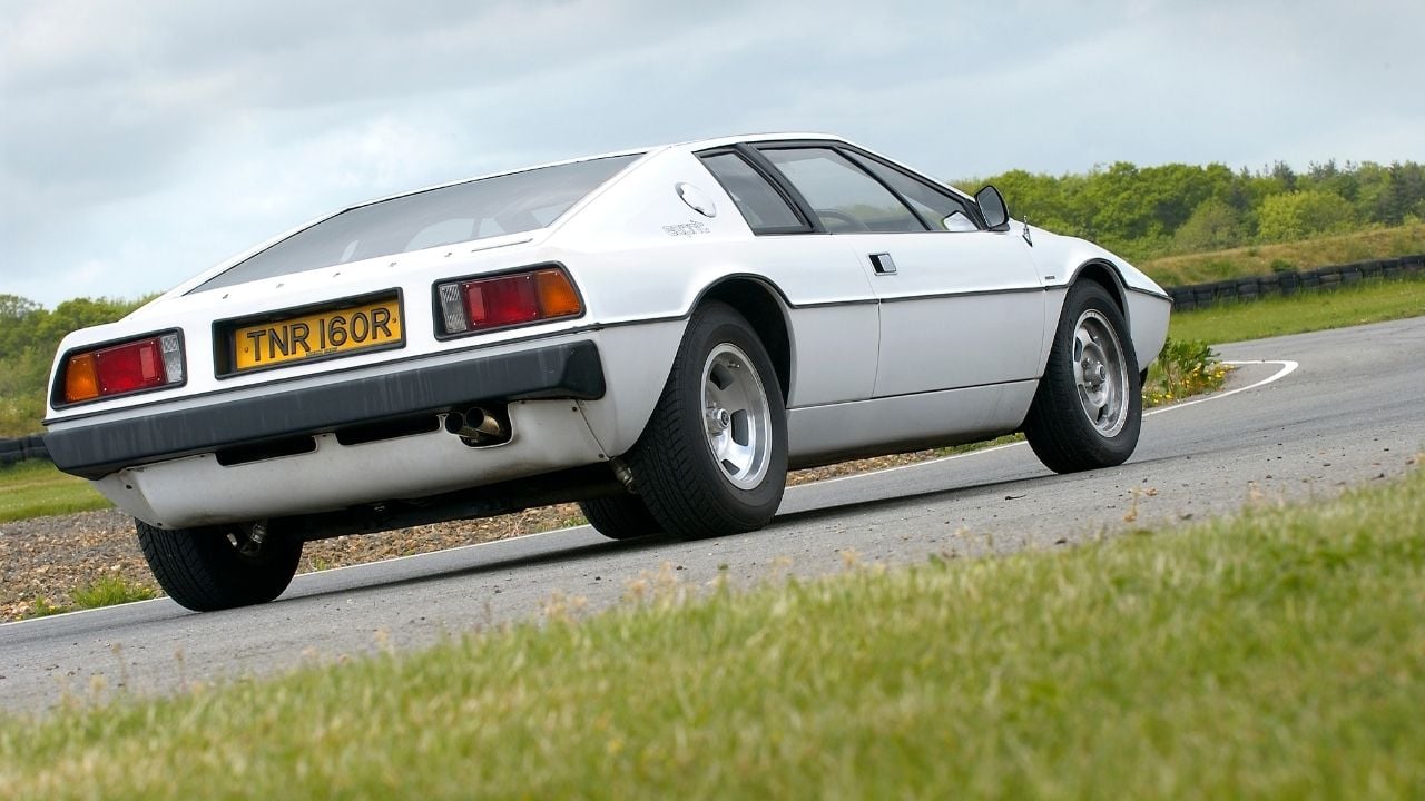 Lotus-Esprit-S1-White-1