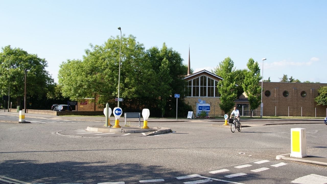 Mini_roundabout_on_Headley_Way_-_geograph.org.uk_-_1936196