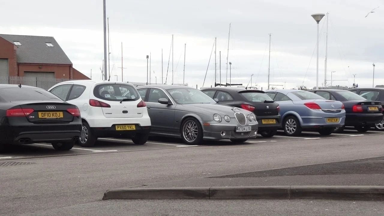 Parked_cars_in_the_UK-2