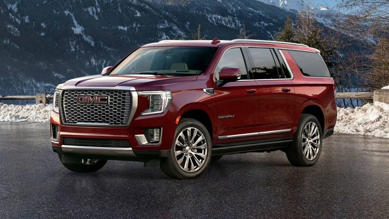 2021 GMC Yukon XL Denali Front Quarter