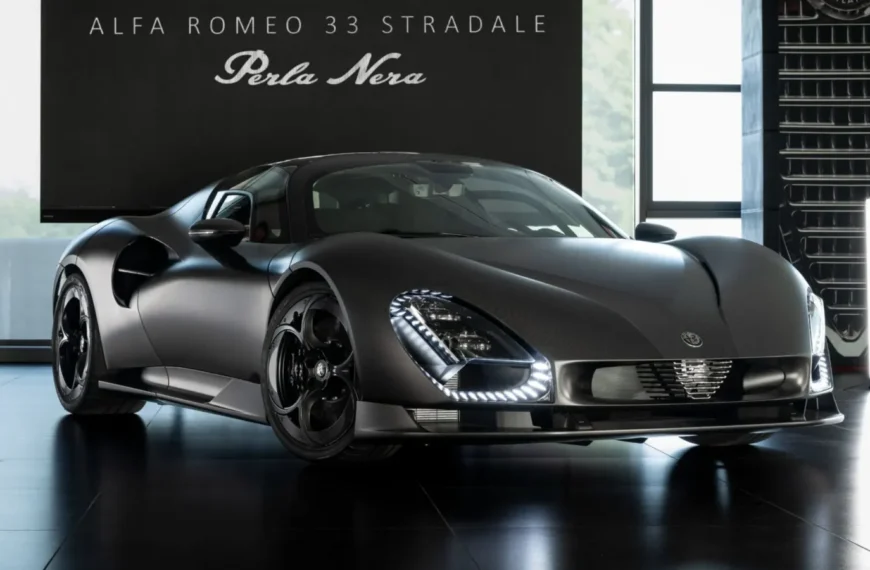 Alfa Romeo Unveiled One-Off 33 Stradale Perla Nera — Looks Like An Italian Batmobile