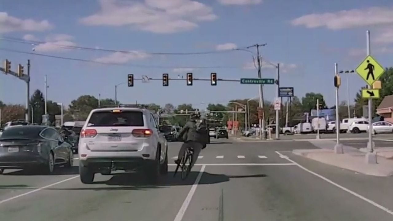 Bad Cyclist nearly hits cars featured image